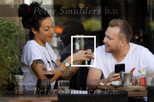 Amsterdam 18 april 2018
Jamai Looman met een vriendin op terras bij v Dam