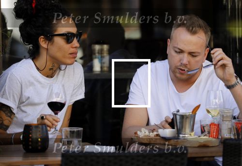 Amsterdam 18 april 2018
Jamai Looman met een vriendin op terras bij v Dam