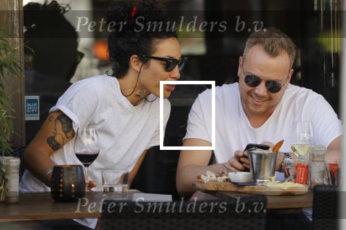 Amsterdam 18 april 2018
Jamai Looman met een vriendin op terras bij v Dam