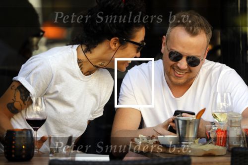 Amsterdam 18 april 2018
Jamai Looman met een vriendin op terras bij v Dam
