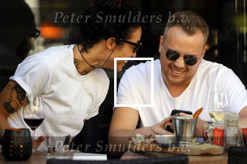 Amsterdam 18 april 2018
Jamai Looman met een vriendin op terras bij v Dam