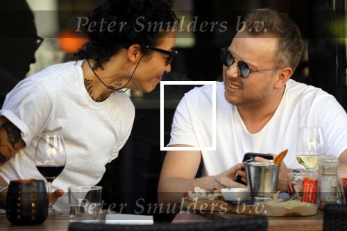 Amsterdam 18 april 2018
Jamai Looman met een vriendin op terras bij v Dam