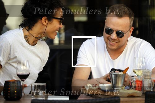 Amsterdam 18 april 2018
Jamai Looman met een vriendin op terras bij v Dam