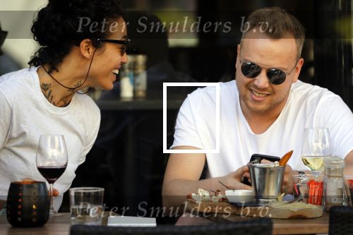 Amsterdam 18 april 2018
Jamai Looman met een vriendin op terras bij v Dam