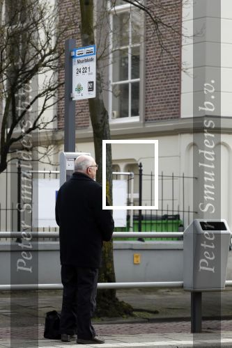 Den Haag 11 april 2018
Oud minister Jan Pronk wacht op de tram in Den Haag