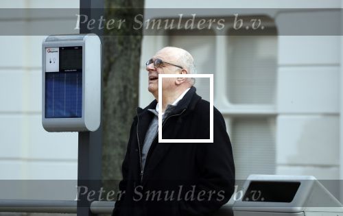 Den Haag 11 april 2018
Oud minister Jan Pronk wacht op de tram in Den Haag