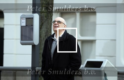 Den Haag 11 april 2018
Oud minister Jan Pronk wacht op de tram in Den Haag