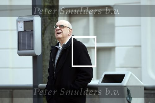 Den Haag 11 april 2018
Oud minister Jan Pronk wacht op de tram in Den Haag