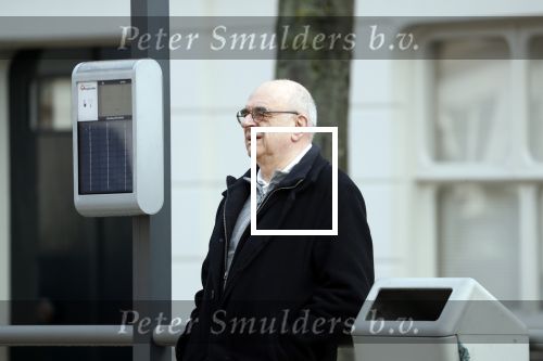 Den Haag 11 april 2018
Oud minister Jan Pronk wacht op de tram in Den Haag