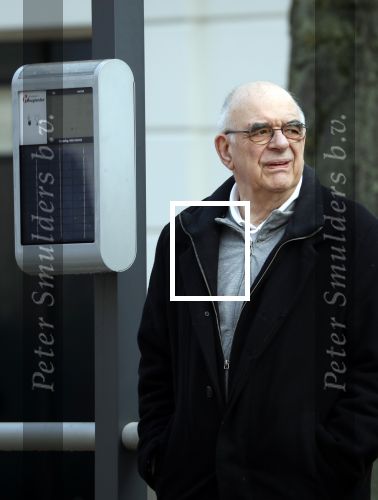 Den Haag 11 april 2018
Oud minister Jan Pronk wacht op de tram in Den Haag