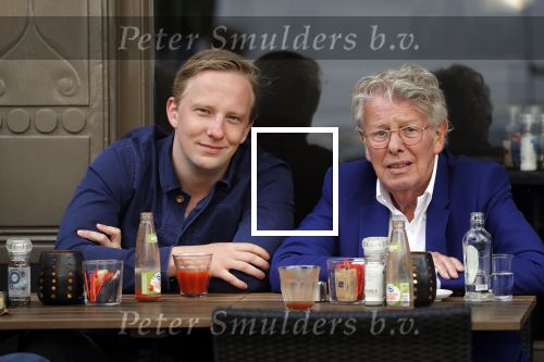 Amsterdam 23 april 2018
Jan des Bouvrie met zijn zoon Jan jr op terras.