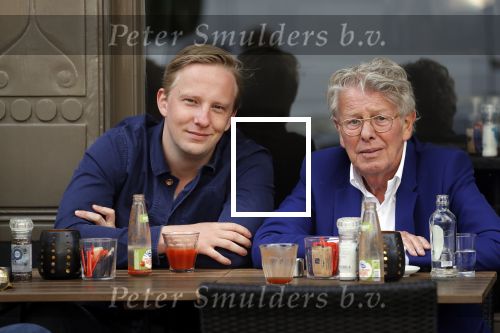 Amsterdam 23 april 2018
Jan des Bouvrie met zijn zoon Jan jr op terras.