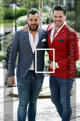 Amsterdam 25 september 2018
Presentatie lâ€™Homo van het blad Linda in Hotel Arena. Linda de Mol reikt het eerste exemplaar uit aan Erwin Olaf Hans v Manen en Hans Klok . Janice met partner