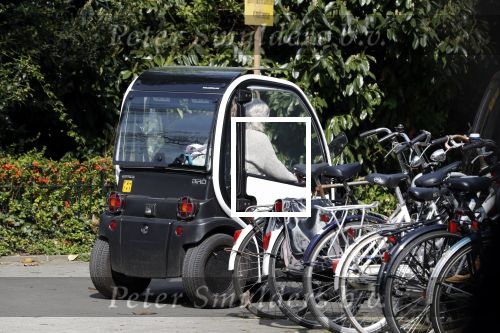 Amsterdam 17 april 2018
Jasper Krabbe helpt zijn moeder Herma Krabbe die met een kruk loopt