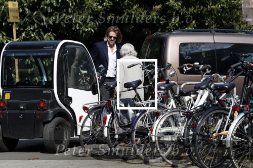 Amsterdam 17 april 2018
Jasper Krabbe helpt zijn moeder Herma Krabbe die met een kruk loopt