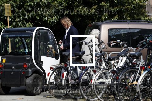 Amsterdam 17 april 2018
Jasper Krabbe helpt zijn moeder Herma Krabbe die met een kruk loopt
