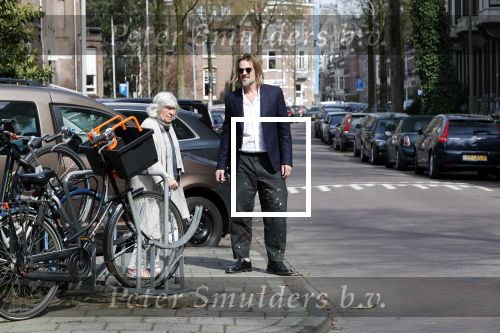 Amsterdam 17 april 2018
Jasper Krabbe helpt zijn moeder Herma Krabbe die met een kruk loopt