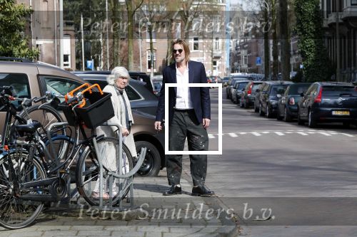 Amsterdam 17 april 2018
Jasper Krabbe helpt zijn moeder Herma Krabbe die met een kruk loopt