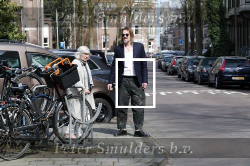 Amsterdam 17 april 2018
Jasper Krabbe helpt zijn moeder Herma Krabbe die met een kruk loopt