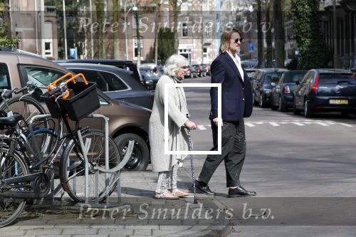 Amsterdam 17 april 2018
Jasper Krabbe helpt zijn moeder Herma Krabbe die met een kruk loopt