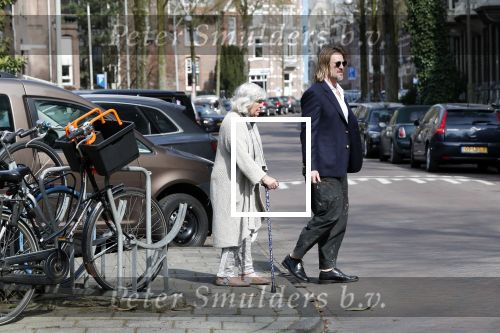 Amsterdam 17 april 2018
Jasper Krabbe helpt zijn moeder Herma Krabbe die met een kruk loopt