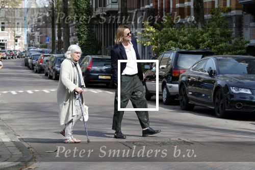 Amsterdam 17 april 2018
Jasper Krabbe helpt zijn moeder Herma Krabbe die met een kruk loopt