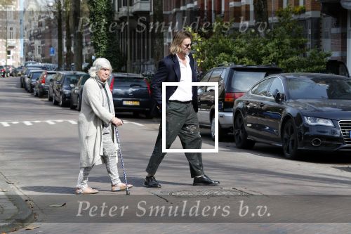 Amsterdam 17 april 2018
Jasper Krabbe helpt zijn moeder Herma Krabbe die met een kruk loopt