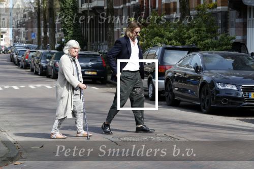 Amsterdam 17 april 2018
Jasper Krabbe helpt zijn moeder Herma Krabbe die met een kruk loopt
