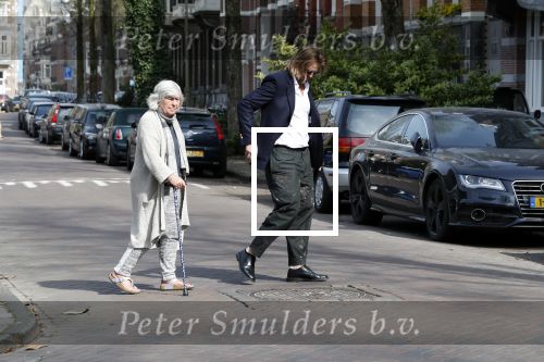Amsterdam 17 april 2018
Jasper Krabbe helpt zijn moeder Herma Krabbe die met een kruk loopt