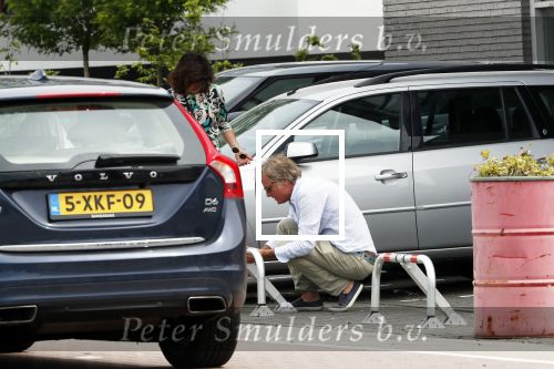 Amsterdam / Loosdrecht 12 mei 2018
Jeroen Pauw en zijn vriendin Zoe doen boodschappen in Amsterdam waarna ze naar hun boot in Loosdrecht rijden.