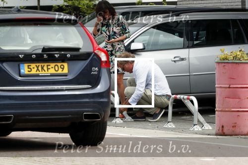 Amsterdam / Loosdrecht 12 mei 2018
Jeroen Pauw en zijn vriendin Zoe doen boodschappen in Amsterdam waarna ze naar hun boot in Loosdrecht rijden.