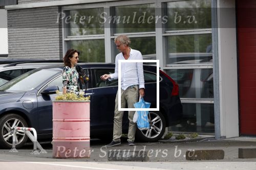 Amsterdam / Loosdrecht 12 mei 2018
Jeroen Pauw en zijn vriendin Zoe doen boodschappen in Amsterdam waarna ze naar hun boot in Loosdrecht rijden.