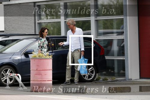 Amsterdam / Loosdrecht 12 mei 2018
Jeroen Pauw en zijn vriendin Zoe doen boodschappen in Amsterdam waarna ze naar hun boot in Loosdrecht rijden.