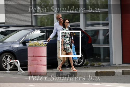 Amsterdam / Loosdrecht 12 mei 2018
Jeroen Pauw en zijn vriendin Zoe doen boodschappen in Amsterdam waarna ze naar hun boot in Loosdrecht rijden.