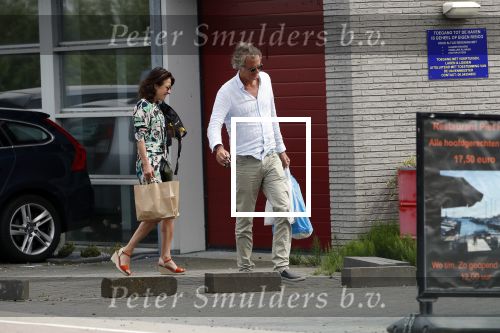 Amsterdam / Loosdrecht 12 mei 2018
Jeroen Pauw en zijn vriendin Zoe doen boodschappen in Amsterdam waarna ze naar hun boot in Loosdrecht rijden.