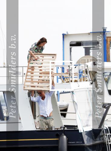 Amsterdam / Loosdrecht 12 mei 2018
Jeroen Pauw en zijn vriendin Zoe doen boodschappen in Amsterdam waarna ze naar hun boot in Loosdrecht rijden.