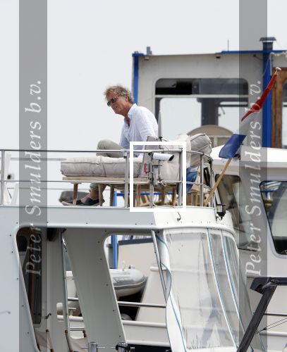 Amsterdam / Loosdrecht 12 mei 2018
Jeroen Pauw en zijn vriendin Zoe doen boodschappen in Amsterdam waarna ze naar hun boot in Loosdrecht rijden.