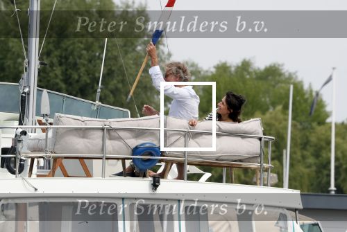 Amsterdam / Loosdrecht 12 mei 2018
Jeroen Pauw en zijn vriendin Zoe doen boodschappen in Amsterdam waarna ze naar hun boot in Loosdrecht rijden.