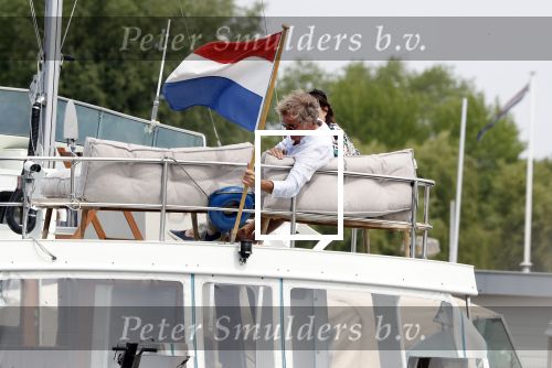 Amsterdam / Loosdrecht 12 mei 2018
Jeroen Pauw en zijn vriendin Zoe doen boodschappen in Amsterdam waarna ze naar hun boot in Loosdrecht rijden.