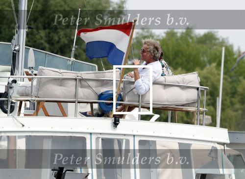 Amsterdam / Loosdrecht 12 mei 2018
Jeroen Pauw en zijn vriendin Zoe doen boodschappen in Amsterdam waarna ze naar hun boot in Loosdrecht rijden.