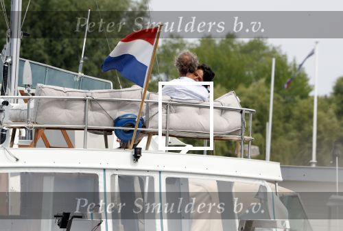Amsterdam / Loosdrecht 12 mei 2018
Jeroen Pauw en zijn vriendin Zoe doen boodschappen in Amsterdam waarna ze naar hun boot in Loosdrecht rijden.