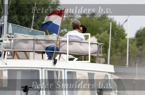 Amsterdam / Loosdrecht 12 mei 2018
Jeroen Pauw en zijn vriendin Zoe doen boodschappen in Amsterdam waarna ze naar hun boot in Loosdrecht rijden.
