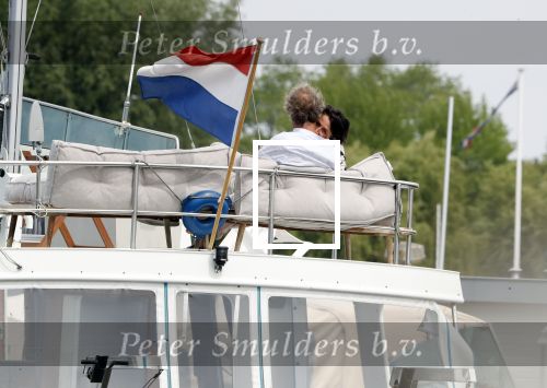 Amsterdam / Loosdrecht 12 mei 2018
Jeroen Pauw en zijn vriendin Zoe doen boodschappen in Amsterdam waarna ze naar hun boot in Loosdrecht rijden.