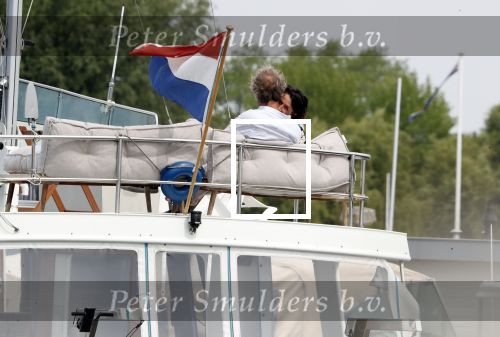 Amsterdam / Loosdrecht 12 mei 2018
Jeroen Pauw en zijn vriendin Zoe doen boodschappen in Amsterdam waarna ze naar hun boot in Loosdrecht rijden.