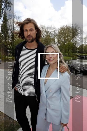 Amsterdam 25 september 2018
Presentatie lâ€™Homo van het blad Linda in Hotel Arena. Linda de Mol reikt het eerste exemplaar uit aan Erwin Olaf Hans v Manen en Hans Klok . Johannes Rypma met vriendin