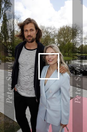 Amsterdam 25 september 2018
Presentatie lâ€™Homo van het blad Linda in Hotel Arena. Linda de Mol reikt het eerste exemplaar uit aan Erwin Olaf Hans v Manen en Hans Klok . Johannes Rypma met vriendin