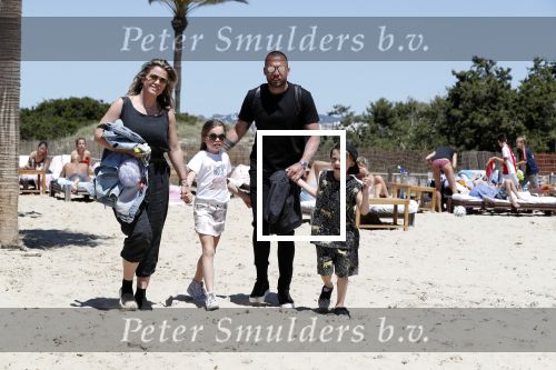 ibiza 2 mei 2018
Johnny Heitinga met zijn vrouw Chartlotte en kinderen Jezebel en Lennox op het strand bij coco beach
