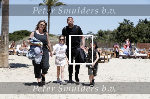 ibiza 2 mei 2018
Johnny Heitinga met zijn vrouw Chartlotte en kinderen Jezebel en Lennox op het strand bij coco beach