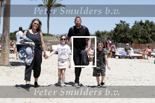 ibiza 2 mei 2018
Johnny Heitinga met zijn vrouw Chartlotte en kinderen Jezebel en Lennox op het strand bij coco beach