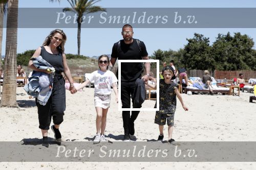 ibiza 2 mei 2018
Johnny Heitinga met zijn vrouw Chartlotte en kinderen Jezebel en Lennox op het strand bij coco beach